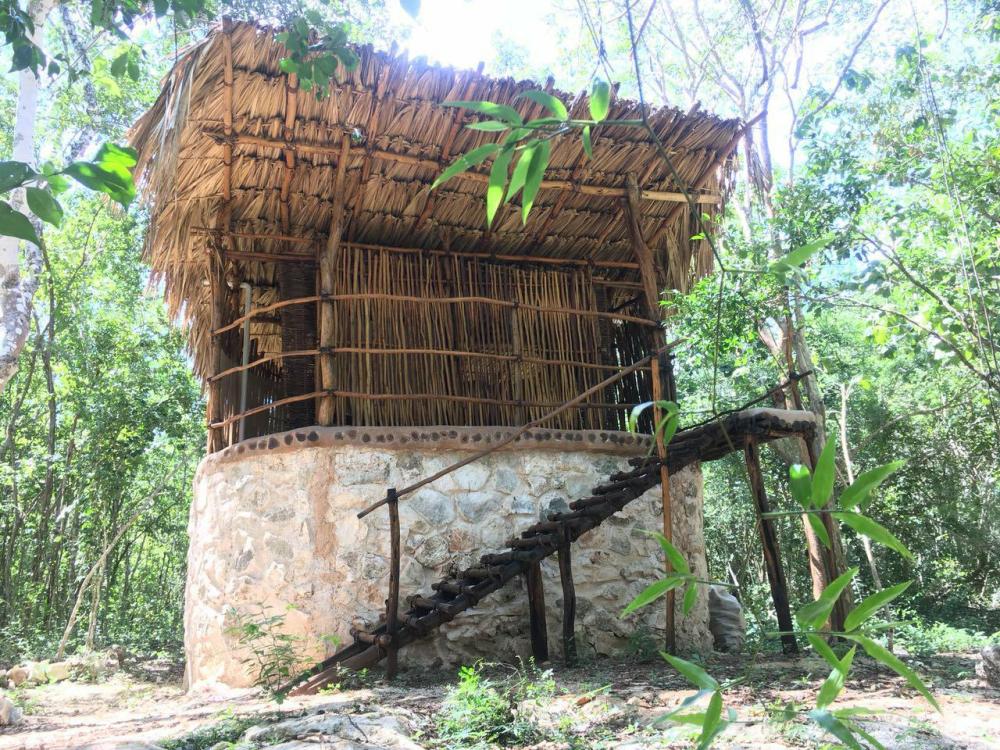 Baño compostero hecho con técnicas de construcción vernácula de tradición maya.